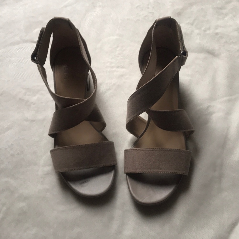 NATURALIZER TAN SANDLES